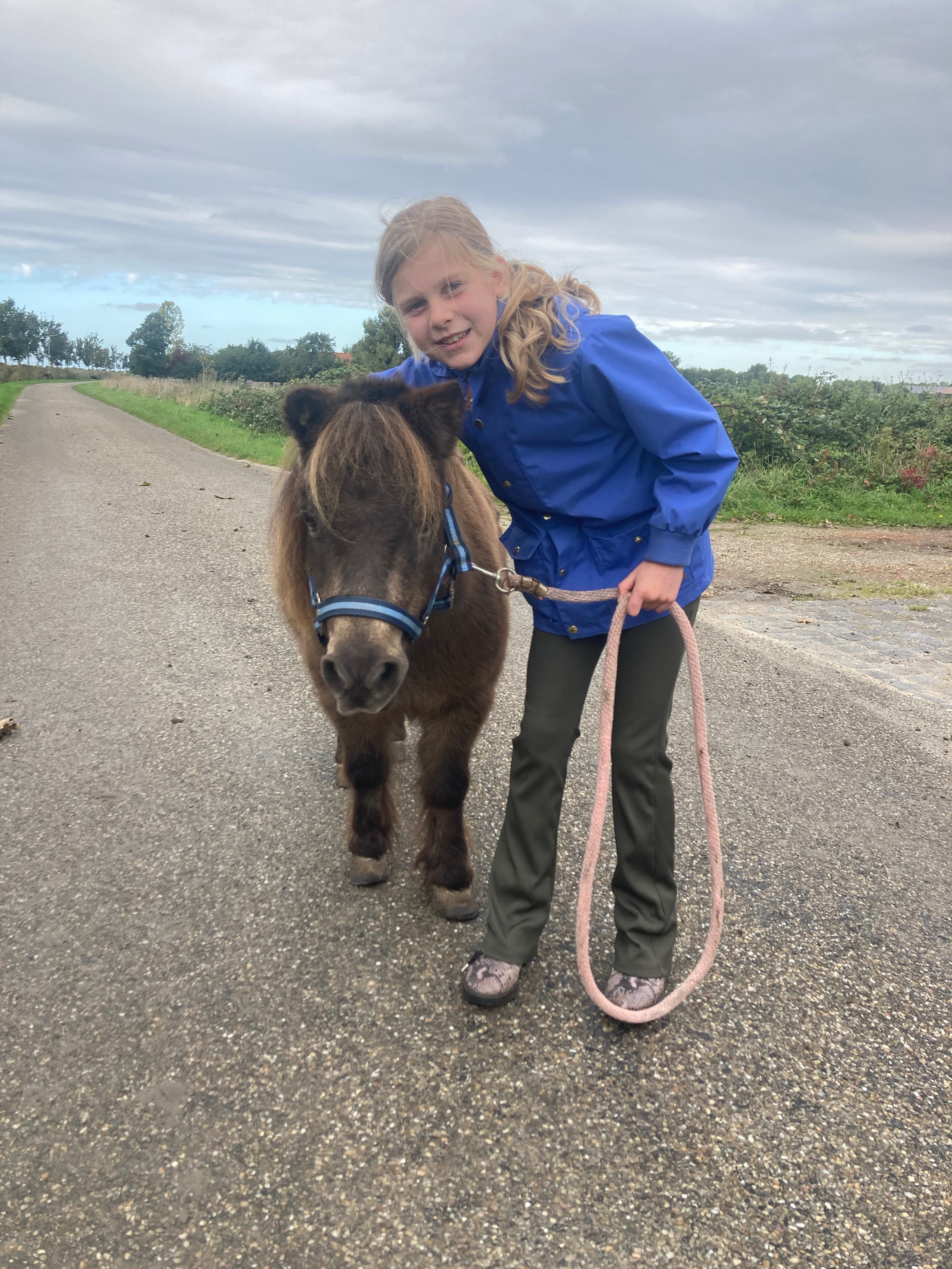 Een blokje om met de pony terwijl de conversatie zoveel mogelijk Engels is