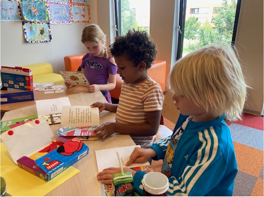 Met de 5/6 jarge leerlingen leren we spelenderwijs hen de beginselen van de Engelse taal.