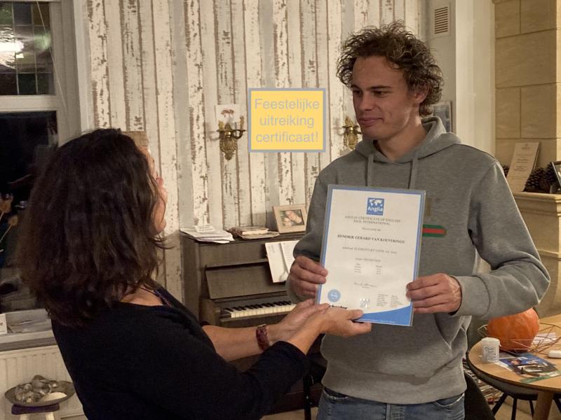 Na een maandenlange samenwerking behaalt Eric zijn benodigde certificaat.