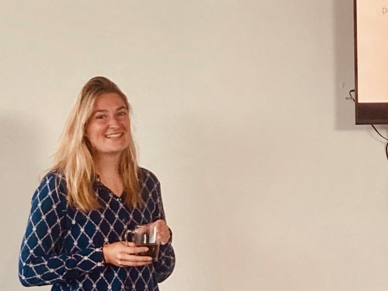 Fleur giving the presentation about her report.
