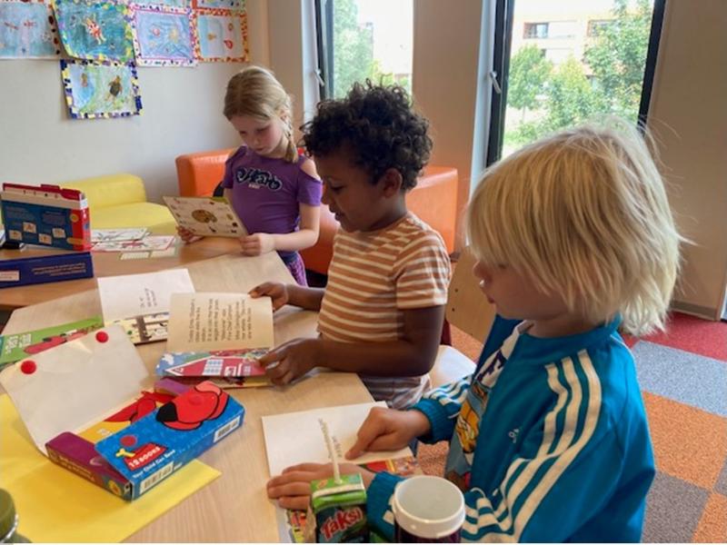 Met de 5/6 jarge leerlingen leren we spelenderwijs hen de beginselen van de Engelse taal.